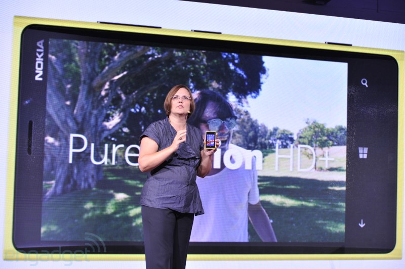 mo-xe-cong-nghe-man-hinh-cua-nokia-lumia-920 mo-xe-cong-nghe-man-hinh-cua-nokia-lumia-920